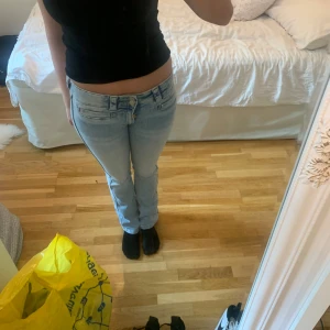 Blåa low waist bootcut jeans från hm - Fina jeans från hm i storlek 34, står 164 jeansen men passar bra för mig som har 34/36