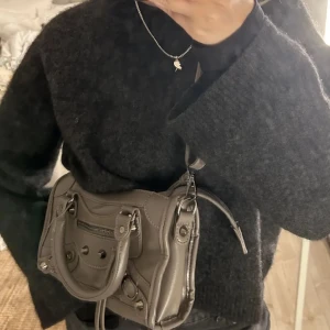 Balenciga liknande väska - Säljer nu denna snygga väskan då den inte kommer till användning. Väldigt fin och passar till allt. Hör av er vid frågor! Obs! Bilder från förra ägaren ❤️ 