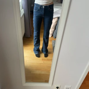 Low/mid waisted jeans - Mycket bra skick! Nästan aldrig använda 