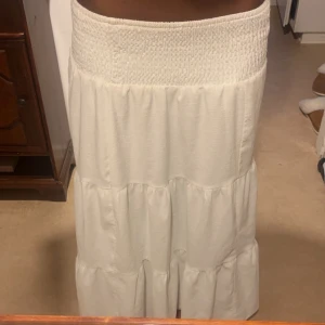 Lång kjol - Bra skick använt 1 gång säljer för att den är på gränsen till för kort orginal pris 230