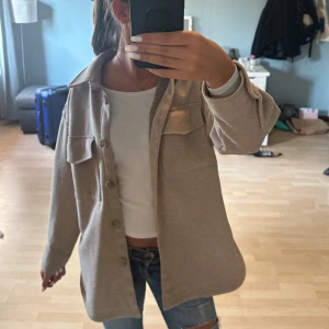 Beige kappa  - Säljer denna super söta kappan då den inte kommer till användning! Gott skick!