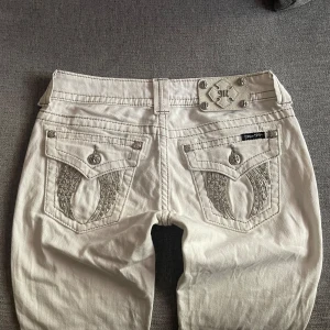 Miss Me jeans - Lågmidjade Miss Me jeans i storlek 27! Midjemått 38 Innerbenslängd ca 80. Saknar nån paljett på bakfickorna men inget som syns 💗  Annars i toppskick! I Skinny modellen