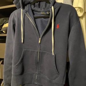 Ralph lauren zip (xs) - Säljer min blåa rl zip för att den blivit för liten. Inga defekter och använd fåtal gånger. Skick 9,5/10. Pris kan diskuteras.
