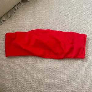 Bandeu bikini - Bikini med knyte ibak så man kan justera storleken, använd ca 1 gång. Tvättad🌟