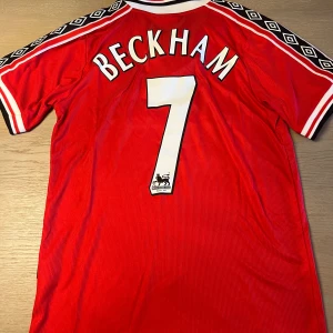 Beckham  - Beckham 1999 replika tröja, väldigt bra med tagg 