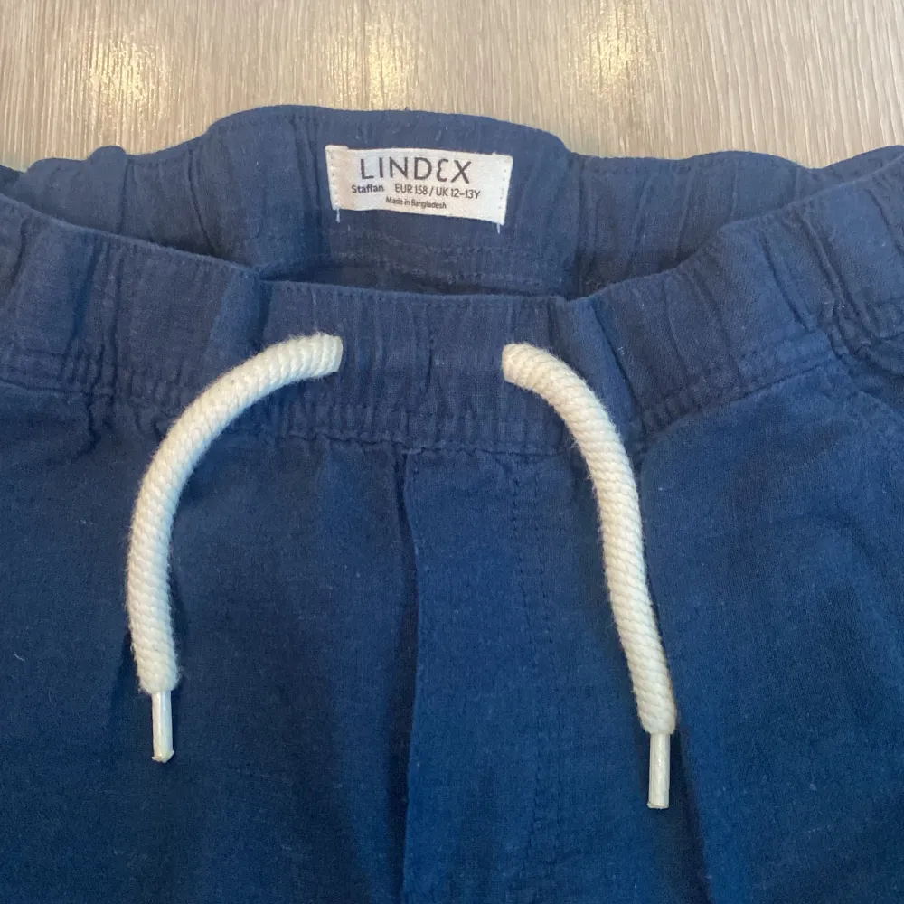 Ett par mörkblå linnebyxor ifrån Lindex  I ett fint skick 9/10  Storlek 158 men sitter fint på lite större också Jag säljer eftersom dom tyvärr inte passar mig längre 😃. Jeans & Byxor.