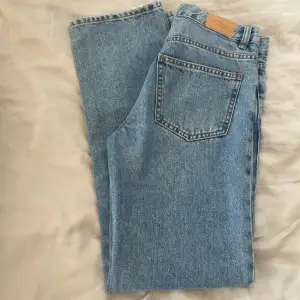  Supersnygga jeans perfekt till hösten,Låg mid raised, knappt andvända,jättebra skick, inga hål eller nått! Perfekt jeans från Gina,priset kan diskuteras👌🏻storlek 34 fortfarande mjuka och sköna👍🏻säljer då de är för små för mig, perfekt färg,passar allt