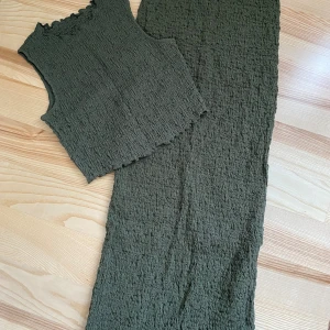 Kjol + crop top strl S - Aldrig använda, så nyskick!  Kolla gärna in mina andra annonser för samfrakt. Jag är väldigt mån om mina köpare. Skulle du vara missnöjd med ditt köp så ta gärna kontakt med mig innan dåligt omdöme, så har jag en chans att rätta till det!