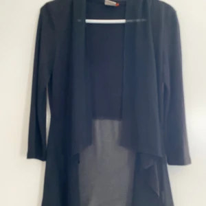 Kofta strl S - Begagnat skick. Fin att ha tillsammans med klänning eller kjol. Kolla gärna in mina andra annonser för samfrakt!