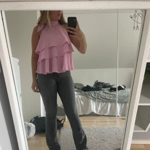 Volang topp från shein - Volang topp från shein som är använd 1 gång, den är inte trasig och ser rätt bra ut💕.