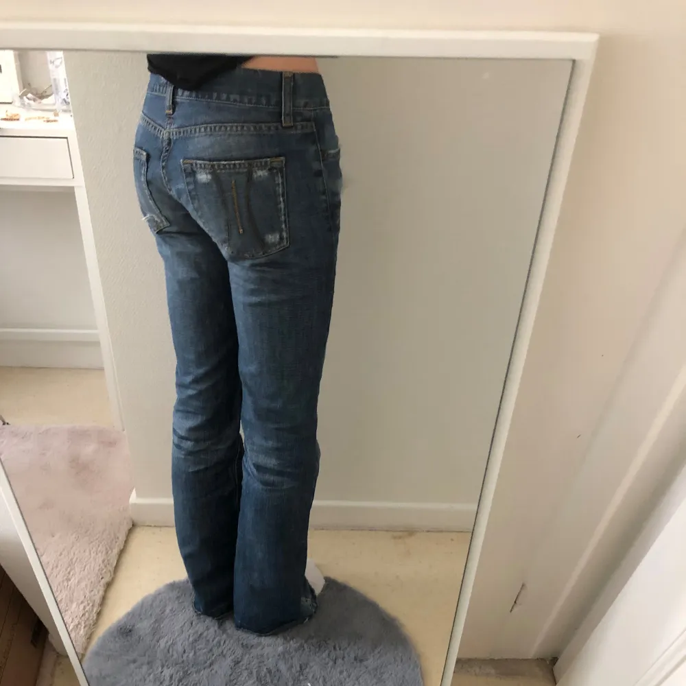 Säljer pga att den e för stora för mig, men ett par super fina Lågmidjade jeans. Har knappt kommit till användning, köptes nya för 3500kr Inte fast pris, hör gärna av dig om minsta lilla . Jeans & Byxor.