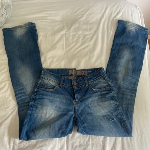 Lågmidjade jeans  - Så fina jeans med låg midja, med revor🩷 Midjemått: 37,5 cm Innebensmått: 81 cm