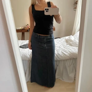 lång jeanskjol - lång mörkblå jeanskjol. storlek 36 från märket LOGG. skönt material och känns inte alls ”tung”. längd: 89 cm. midjemått tvärs över: 37 cm