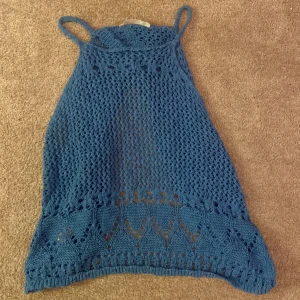 Stickat linne - Jätte fin stickad topp med öppen rygg, super fin att slänga på över typ en bikini