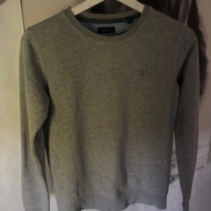 GANT sweatshirt - Nyskick, inga fläckar eller hål. Storlek 158-164 cm 13-14 år.