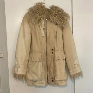 JACKA MED FEJKPÄLS - Sjuuukt snygg beige jacka med fejkpäls! Köpt från 2707 designed by Morgan Sundberg som inte längre går att få tag på, nypris 1500kr💞