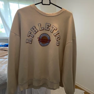 Tröja  - Skön sweatshirt som inte används den är i storlek L men passar mig som har storlek s känns inte stor 