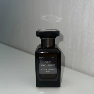 Parfym - Inspirerad av oud wood TF, 80 ml knappt använd 