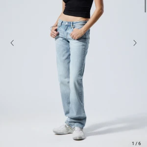 Arrow jeans  - Weekday arrow lågmidjade jeans i storleken w27 L32💕super snygga på och passar mig som brukar ha 36. Vanligt pris 590 mitt pris 400
