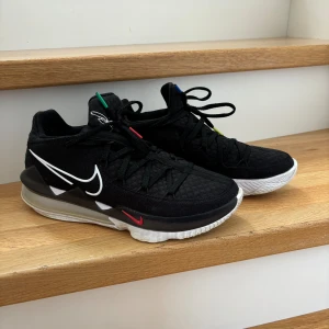 Lebron James Nike basketskor  - Dessa skor har endast blivit använda i under 1år och är därmed i ett bra skick. Sulan är lite smutsig men det går att torka bort innan jag säljer den bara. Skorna har en luft bubbla i sulan vilket gör dem sköna att bära, ungefär som airmax skor av Nike.
