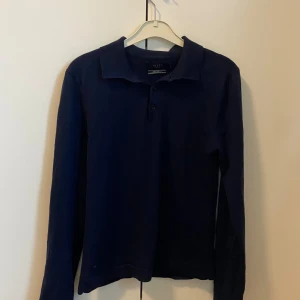 Rugbytröja Riley - Mörkblå rugbytröja från Riley. Tröjan är gjord av 100% merinoull, och är extremt skön att ha på sig. Storlek M, men är ganska liten i storleken så passar S också! Hör av dig vid minsta fundering🙌🏼🙌🏼