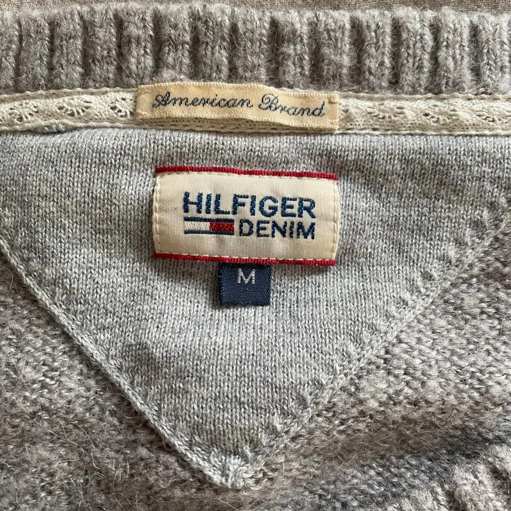 Säljer denna snygga stickade tröjan från Tommy hilfiger! Ett hål i högra armen men inget man tänker på, och annars i bra skick. Storlek M men skulle säga att den passar S. Pris kan diskuteras. Hoodies.