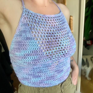 Virkad topp - Virkade toppar i 100% bomull. Lila/blå storlek Medium Multifärgad storlek Small  Kolla in @malvasvirkning på Instagram för allt från kläder och väskor till gosedjur!