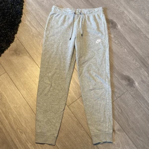 Nike sweatpants - Gråa nikebyxor i mycket fint skick. Storlek M. Modellen har ej fickor. Hör av er vid frågor och priset är ej hugget i sten. 