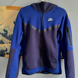 Blå Nike Tech Fleece - Blå Nike Tech Fleece sparsamt använd, köpt för cirka 1000kr