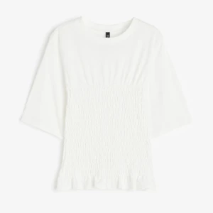 Tröja - Säljer min vita smockade tröja som är slutsåld från hm. Knappt använd och säljer då den inte kommer till användning💕