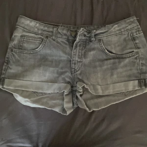 Lågmidjade Gråa jeans Shorts - Bra stick ,sparsamt använda 