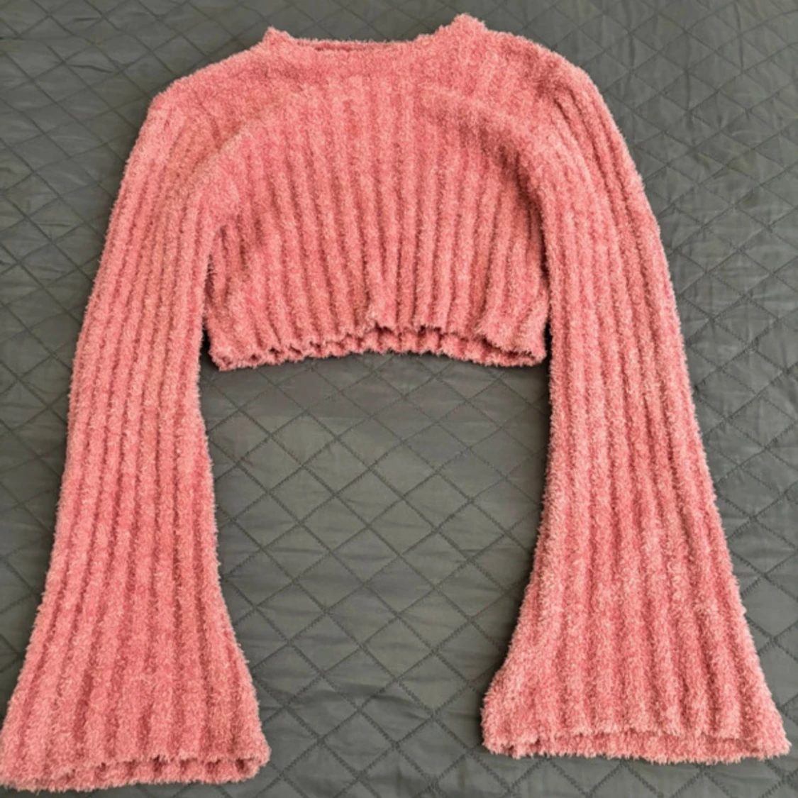 Rosa croppad tröja från NA-KD