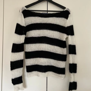 Brandy Melville  - Superfin stickad tröja från brandy Melville ! (ALDRIG ANVÄNT) i one size men skulle säga en S/M. Passar alla stilar.