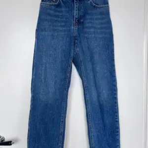 Blåa jeans från Grunt i femficksmodell. Dessa vida jeans har gylf med knapp och dragkedja för en bra passform. Givetvis har jeansen även justerbar midja så de sitter perfekt. Med diskret profilering för en stilren och avslappnad look.  