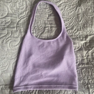 Topp från hm  - Lila topp från hm i storlek s. Säljer då jag aldrig har använt den. Kontakta för fler frågor och öppen för prisförslag💓