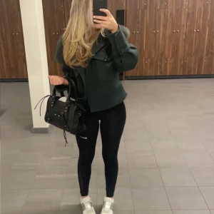 Grön meotine jacka - Säljer min Såå snygga gröna meotine jacka, perfekt nu till hösten och vintern💗 köpt för ca 3000, en knapp saknas🫶🏼