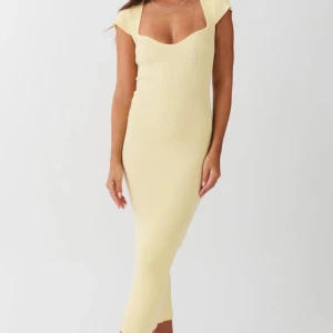 Gul stickad klänning Gina Tricot - Jättefin knitted midi dress frpn Gina storlek S, använd en gång.