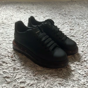 Alexander mcqueen skor - Säljer alexsander mcqueen skor i bra skick skulle säga 9/10 skick, pris går att diskutera, hör av dig vid minsta fundering 