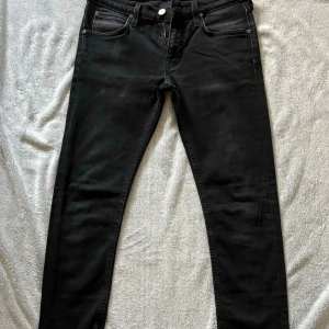 Lee jeans - Detta är min brors svarta jeans av märket Lee. Han har vuxit ur dem och vill därför sälja dem. Jeansen är mjuka och sköna med stretch i sig vilket gör dem väldigt bekväma. De slitage som finns framgår av fotona.