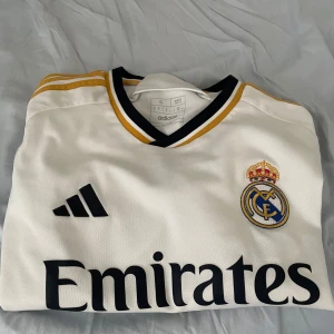 Fotbollströja- Real Madrid  - Super bra skick  Hala Madrid förra årets tröja köpt i Unisport t-centralen för 1000kr  Ligger på samma pris ungefär herr tröja