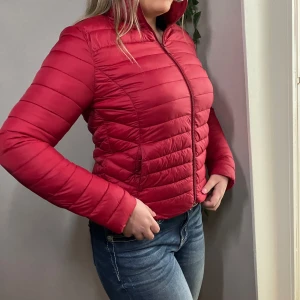 Lätt skön och fin jacka - Super skön att ha på, knappt använd, som ny, strl S.