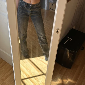Mörkgråa straightleg jeans - I mycket bra skick och säljer endast få dom inte kommer till användning