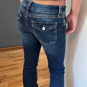 Blå bootcut jeans ifrån Young Gina - Vi säljer de här snygga jeansen från Young Gina eftersom de är för stora i midjan. Endast använda en gång så det finns inga skador 💗hör av er om ni har frågor! 