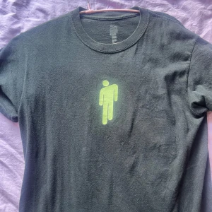 billie eilish t-shirt  - billie eilish t-shirt med en grön blosh på! jättefin 