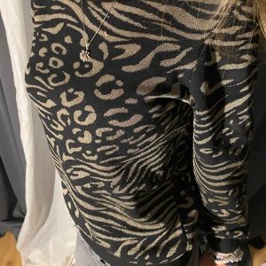 Tiger mönster långärmad  - En helt ny tröja från Only, säljer denna för den passar inte min stil. Den är M storlek men passar som en S storlek. Köparen står för frakt.