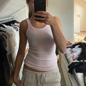 Rosa linne  - Ljusrosa linne från h&m storlek xs. Den har en liten fläck (se bild 2) därav det billiga priset