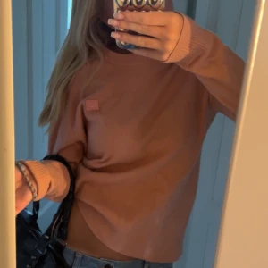 Acne tröja  - Svin snygg rosa acne tröja som inte är så använd!💕 nypris över 2000kr  