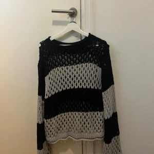 Nätad långärmad - Ihållig, nätad långärmad från Lindex i storlek small. Passformen är ganska så baggy och ärmarna är relativt långa.