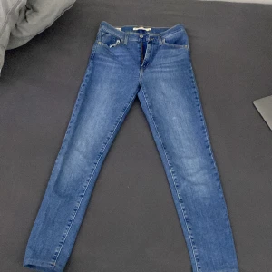 levis jeans - ett par skinny jeans i väldigt bra skick knappt använda, väldigt bekväma 