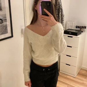 Stickad tröja från HM - Stickad tröja från HM, v-ringad. Väldigt mjuk o skön. Storlek XS, men passar mig som brukar ha stl S, passar nog även M :)